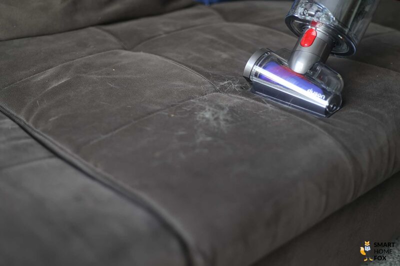 Dyson V15s Detect Submarine: Mini Elektro Düse im Einsatz gegen Tierhaare auf der Couch